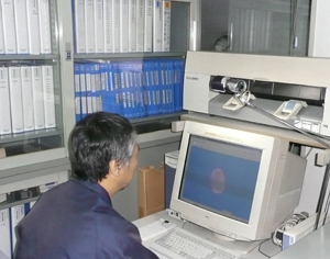 CADを操作する弊社技術営業部長写真